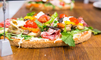 Tartine aux crudités et charcuterie