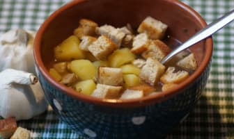 Soupe à l'ail au croûtons