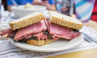 Sandwich au pastrami sur assiette