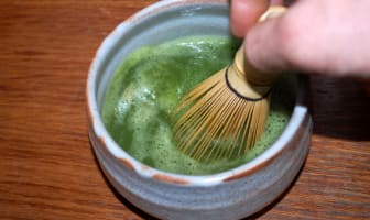 Thé vert matcha fouetté