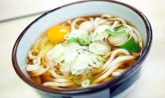 Bol de soupe garni de nouilles udon