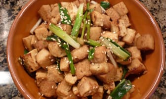 Tofu frit et oignons verts