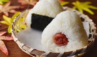 Onigiri dans une assiette en bambou