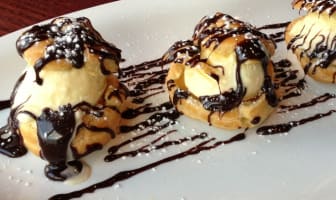 Profiteroles sur assiette