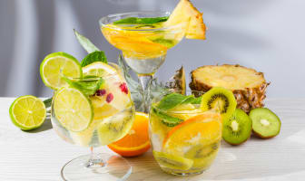 3 cocktails sans alcool, ou mocktails, à base de fruits frais