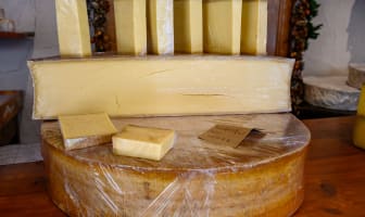 Meule et tranches de fromage Beaufort