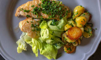 Saint-pierre, salade et pommes sautées