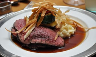 Assiette de viande grillée et sauce au vin