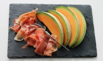 Tranches de jambon de pays et tranches de melon