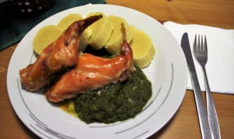 Cuisses de lapin, pommes de terre et légumes verts