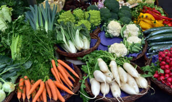 Etal de marché et ses légumes de printemps