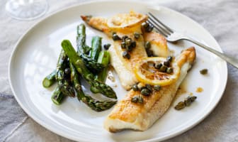 Filets de sole au citron, sauce au beurre et aux câpres, et asperges