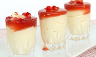 Mousse au chocolat blanc et coulis de fruits rouges