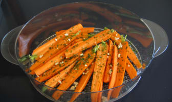 Carottes dans un panier vapeur