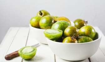 Tomates green zebra dans un bol blanc