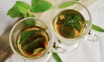 Thé à la menthe et aux herbes