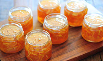 Pots de marmelade d'oranges ouverts