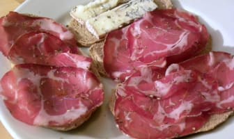 Coppa et fromage sur assiette