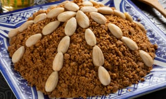 Assiette de sellou comme au Maroc avec des amandes