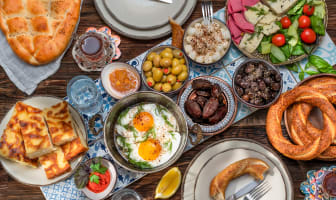 Assortiment de plats proposés pendant le shour en Turquie