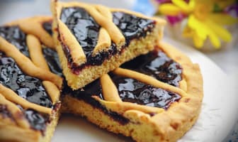 Crostata découpée sur assiette