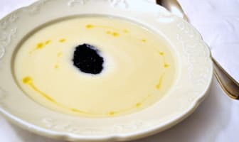 Soupe de topinambours, huile de noix et oeufs de lump