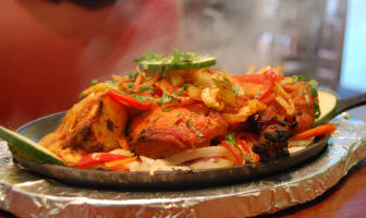 Poulet tandoori servi dans un plat