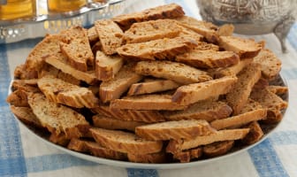 Assiette de fekkas servis avec le thé au Maroc