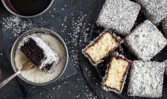 Assiette de lamingtons australiens