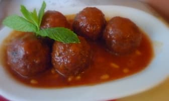 Meat ball en sauce et feuilles de menthe