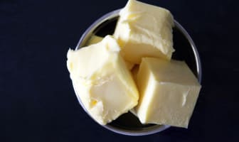Morceaux de beurre dans un récipient