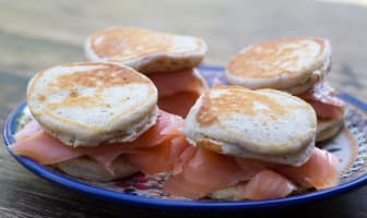 Blinis avec du saumon.