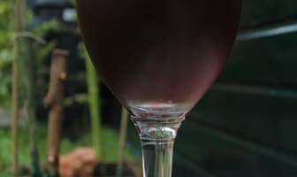 Verre de bière brune avec mousse