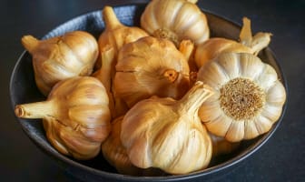 Ail fumé maison dans une assiette