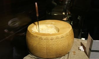 Meule entamée de grana padano