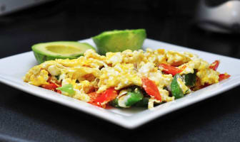 Salade d'avocat, oignons rouges, oeufs et poivrons hachés