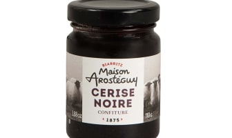 La confiture de cerises noires est une préparation traditionnelle du Pays Basque. 