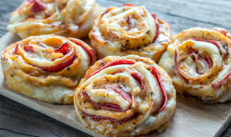 Pizza rolls sur planche en bois