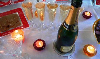 Bouteille et flûtes à Champagne sur une table de fête