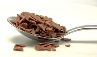 Copeaux de chocolat dans une cuillère