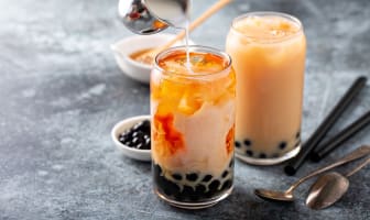 Deux verres de bubble tea au lait.