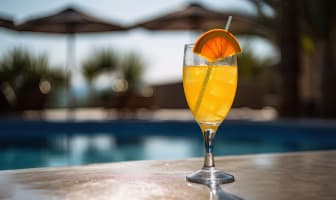 Cocktail orange au bord de la piscine