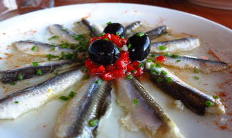 Assiette de filets d'anchois marinés