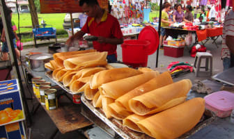 Réalisation de crêpes apam balik sur un marché malaisien