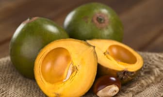 Lucuma entier et tranché