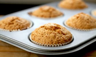 Petits gâteaux dans un moule à muffins