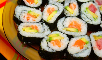 Makis sur une assiette