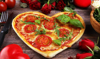 Pizza coeur et roses rouges