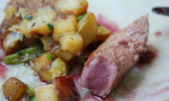 Filet de canard, sauce au vin rouge et thym, asperges et pommes de terre