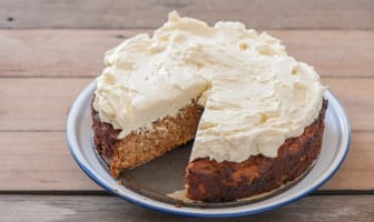 Carrot cake à la crème sur assiette